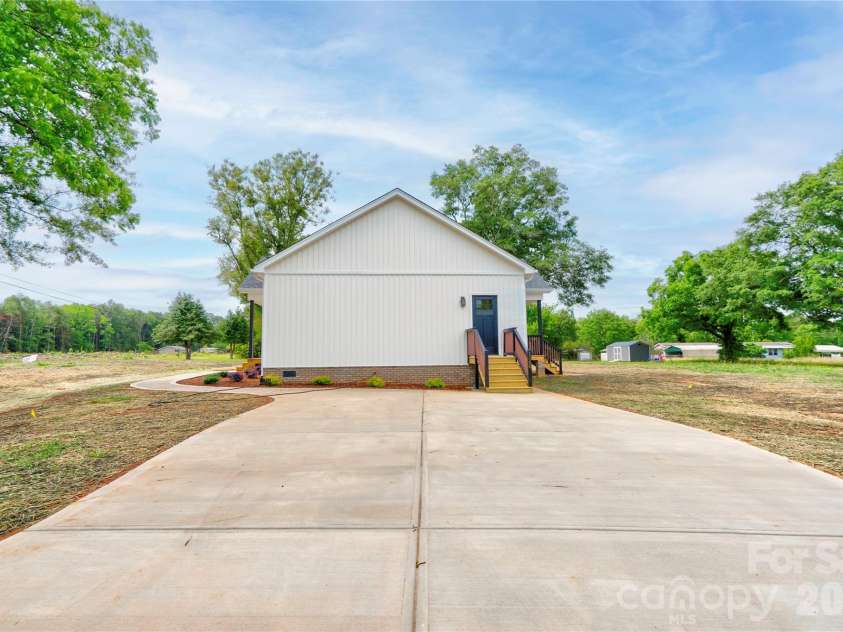 1168 Granite Drive, Shelby, NC 28152.  MLS# CAR4383048, YatesRealty ID 27264. Right Side