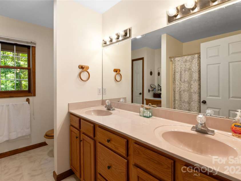 12 Howling Waite Ridge, Candler, NC 28715.  MLS# CAR4274938, YatesRealty ID 27268. 