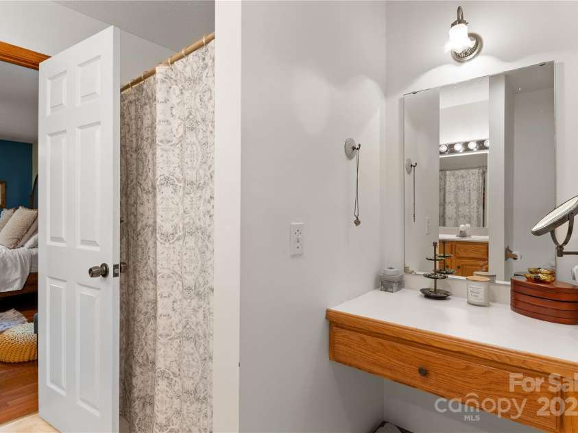 12 Howling Waite Ridge, Candler, NC 28715.  MLS# CAR4274938, YatesRealty ID 27268. 