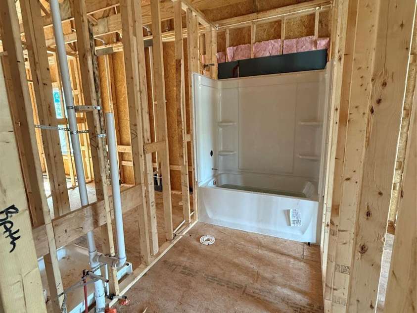 2735 Primrose Avenue, Charlotte, NC 28208.  MLS# CAR4267281, YatesRealty ID 27269. 2nd floor hall full bathroom
