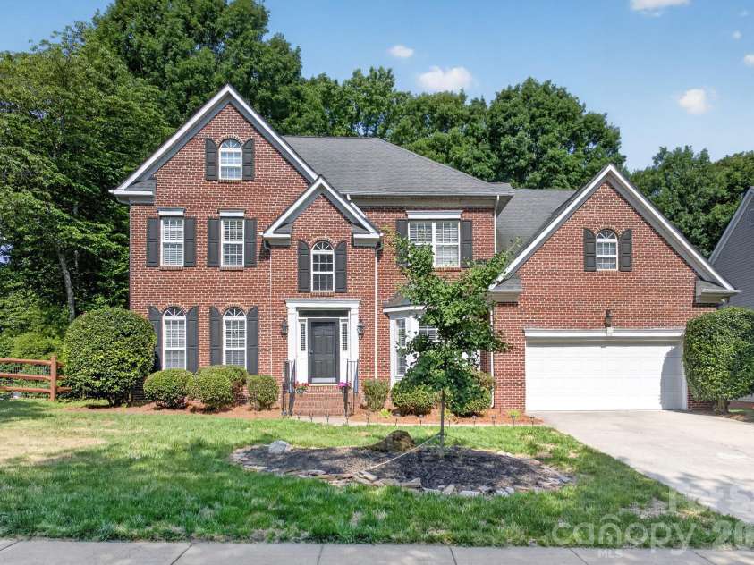 8812 Kingston Forest Drive, Charlotte, NC 28277.  MLS# CAR4374456, YatesRealty ID 27269. 8812 Kingston Forest Dr, Charlotte. Everything you are looking for!