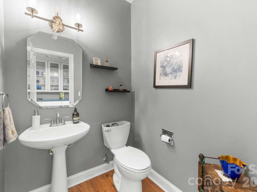 8812 Kingston Forest Drive, Charlotte, NC 28277.  MLS# CAR4374456, YatesRealty ID 27269. Downstairs 1/2 bath across from butler's pantry