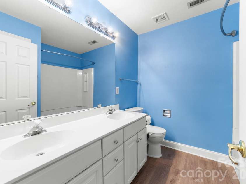 8812 Kingston Forest Drive, Charlotte, NC 28277.  MLS# CAR4374456, YatesRealty ID 27269. Full bath #2