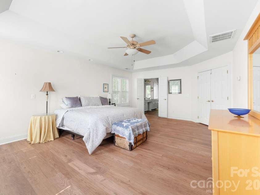 8812 Kingston Forest Drive, Charlotte, NC 28277.  MLS# CAR4374456, YatesRealty ID 27269. Looking into the primary full bath
