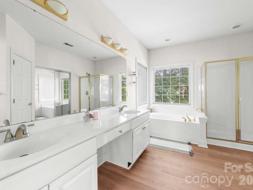 8812 Kingston Forest Drive, Charlotte, NC 28277.  MLS# CAR4374456, YatesRealty ID 27269. Primary bath with double vanities, separate tub & shower. Large closet