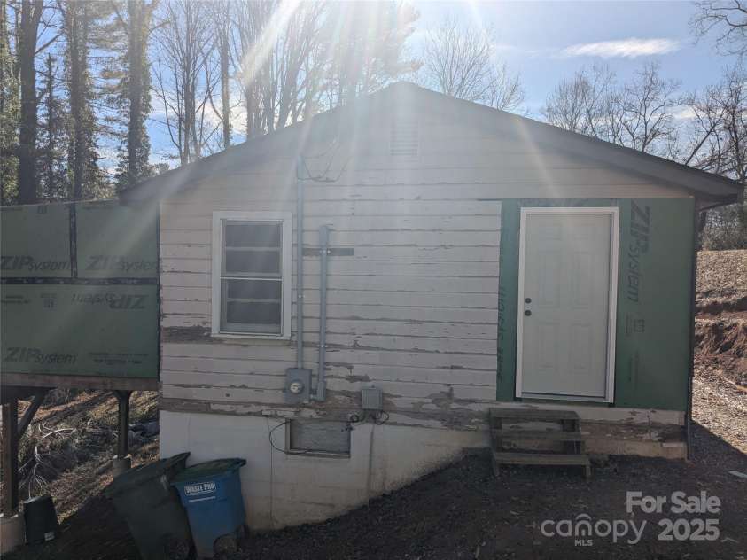 11 Kennedy Road, Weaverville, NC 28787.  MLS# CAR4219594, YatesRealty ID 2727. 