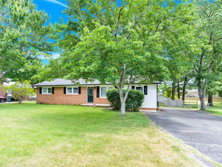 501 Kingfield Drive, Concord, NC 28027.  MLS# CAR4275301, YatesRealty ID 27271. Brick Ranch 1490 Sq Ft