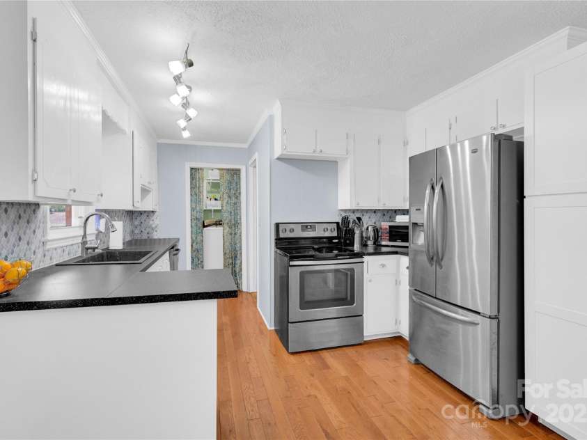 501 Kingfield Drive, Concord, NC 28027.  MLS# CAR4275301, YatesRealty ID 27271. Kitchen