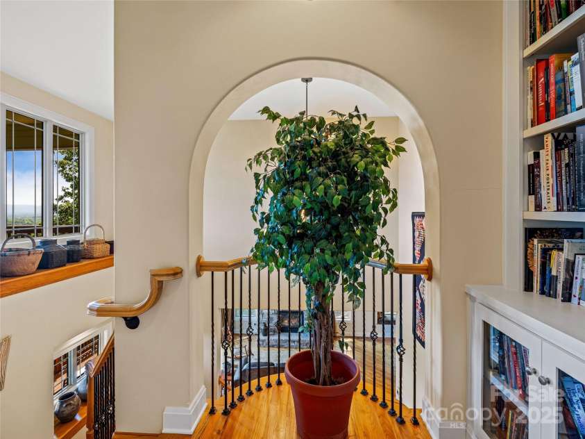 206 Summershade Court, Asheville, NC 28806.  MLS# CAR4282180, YatesRealty ID 27272. Beautiful accents