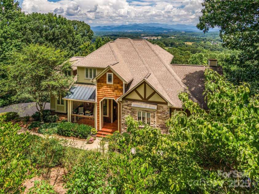 206 Summershade Court, Asheville, NC 28806.  MLS# CAR4282180, YatesRealty ID 27272. Stunning house - Stunning Views