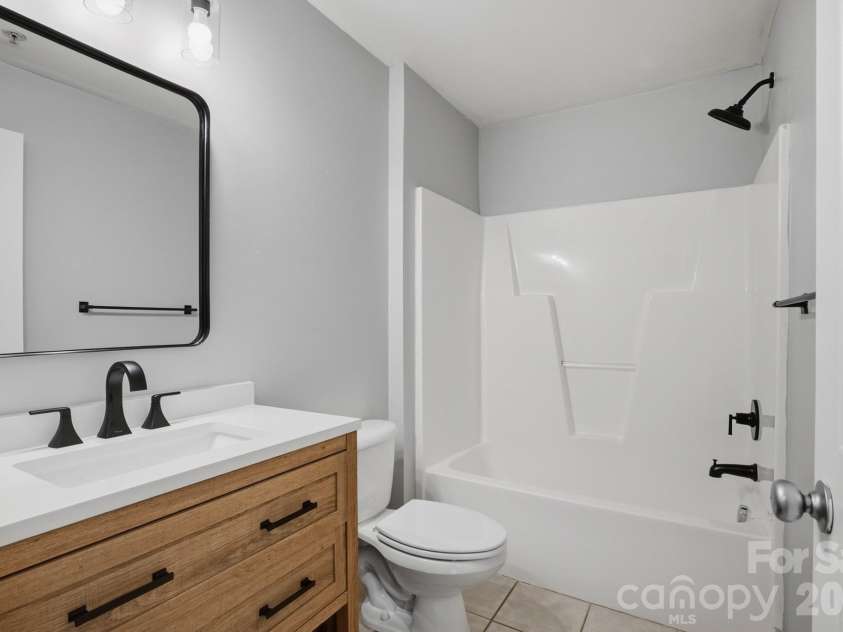 3921 Picasso Court, Charlotte, NC 28205.  MLS# CAR4387644, YatesRealty ID 27272. Primary Bath