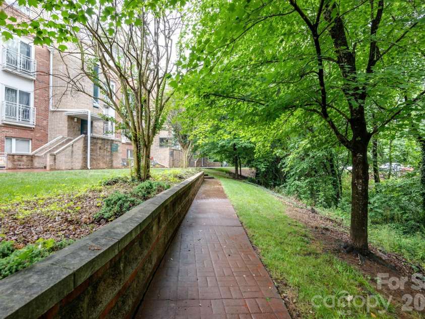3921 Picasso Court, Charlotte, NC 28205.  MLS# CAR4387644, YatesRealty ID 27272. Walking Trails