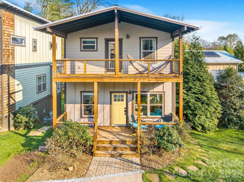 156 Bradley Street, Asheville, NC 28806.  MLS# CAR4364055, YatesRealty ID 27274. Cul-de-sac Living!