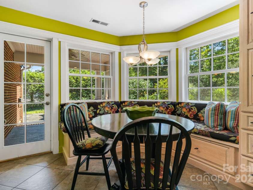 3 Amherst Road, Asheville, NC 28803.  MLS# CAR4281202, YatesRealty ID 27275. Breakfast Area