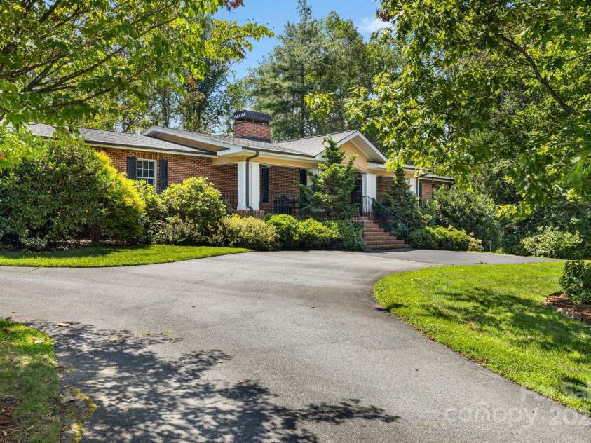 3 Amherst Road, Asheville, NC 28803.  MLS# CAR4281202, YatesRealty ID 27275. Driveway Loop/roundabout