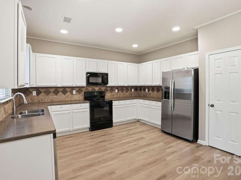 6427 Hermsley Road, Charlotte, NC 28278.  MLS# CAR4386476, YatesRealty ID 27275. 