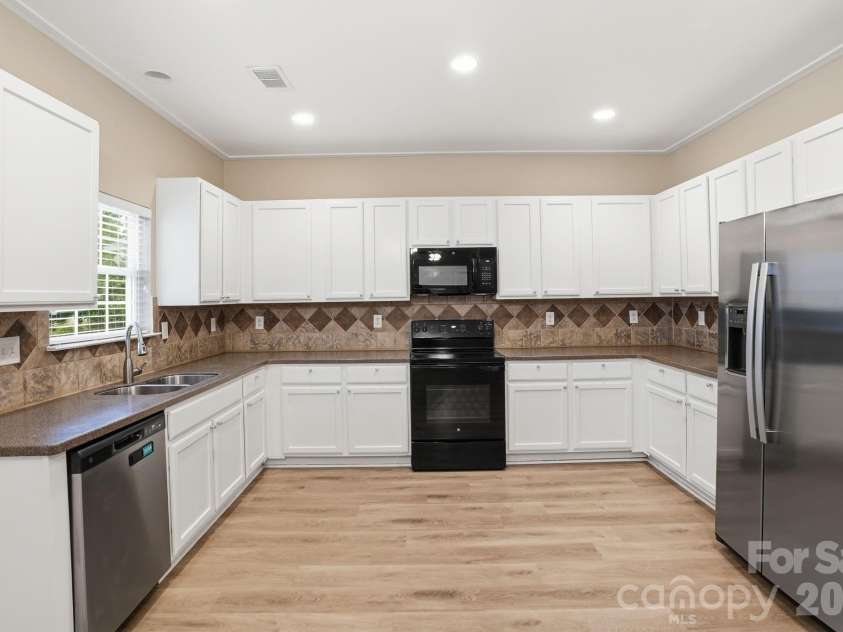 6427 Hermsley Road, Charlotte, NC 28278.  MLS# CAR4386476, YatesRealty ID 27275. 