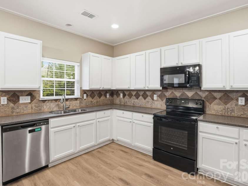6427 Hermsley Road, Charlotte, NC 28278.  MLS# CAR4386476, YatesRealty ID 27275. 