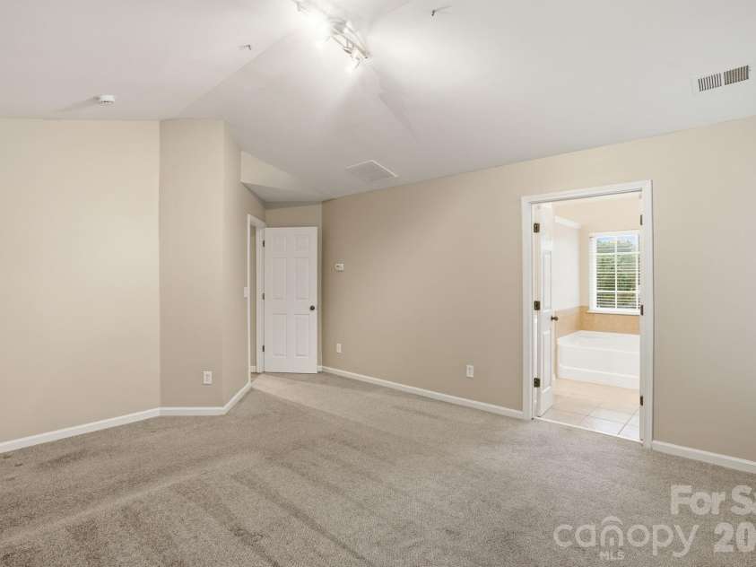 6427 Hermsley Road, Charlotte, NC 28278.  MLS# CAR4386476, YatesRealty ID 27275. 