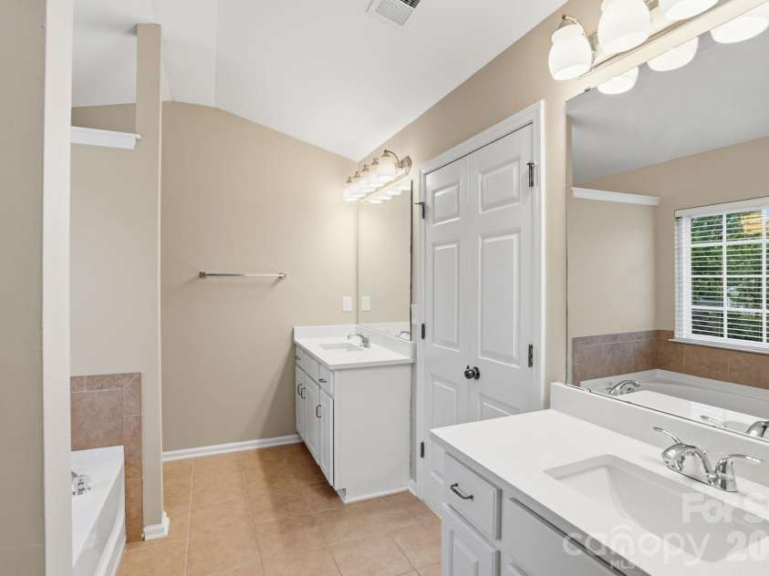 6427 Hermsley Road, Charlotte, NC 28278.  MLS# CAR4386476, YatesRealty ID 27275. 
