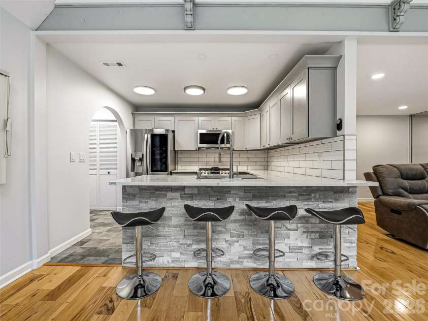 70 Skyline Drive, Hendersonville, NC 28791.  MLS# CAR4387179, YatesRealty ID 27276. 