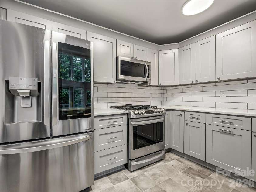 70 Skyline Drive, Hendersonville, NC 28791.  MLS# CAR4387179, YatesRealty ID 27276. 