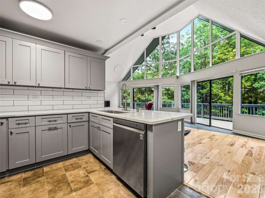 70 Skyline Drive, Hendersonville, NC 28791.  MLS# CAR4387179, YatesRealty ID 27276. 