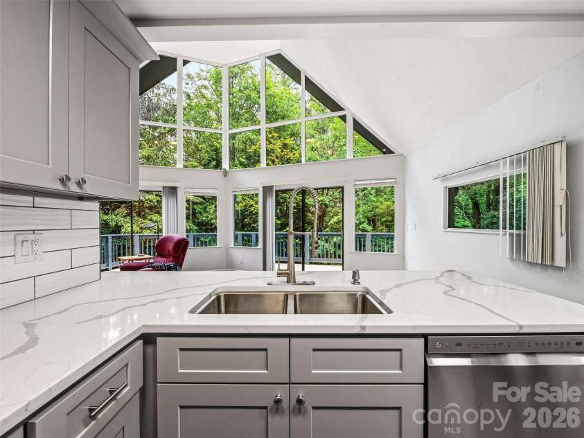 70 Skyline Drive, Hendersonville, NC 28791.  MLS# CAR4387179, YatesRealty ID 27276. 
