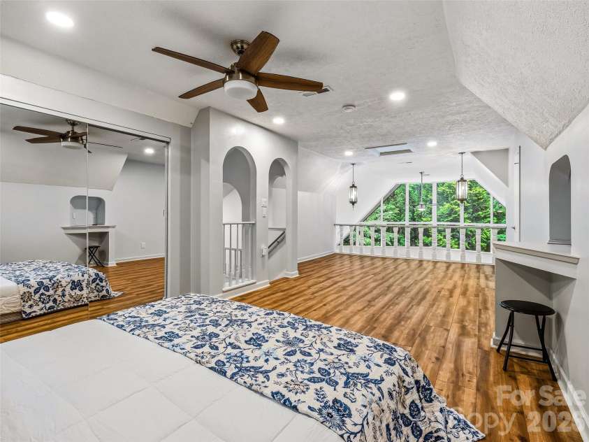 70 Skyline Drive, Hendersonville, NC 28791.  MLS# CAR4387179, YatesRealty ID 27276. 