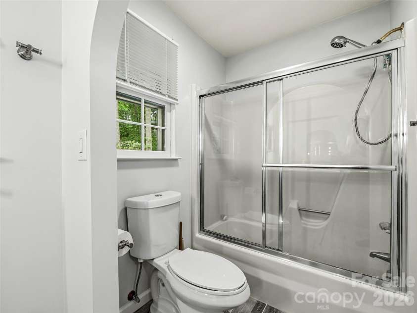 70 Skyline Drive, Hendersonville, NC 28791.  MLS# CAR4387179, YatesRealty ID 27276. 