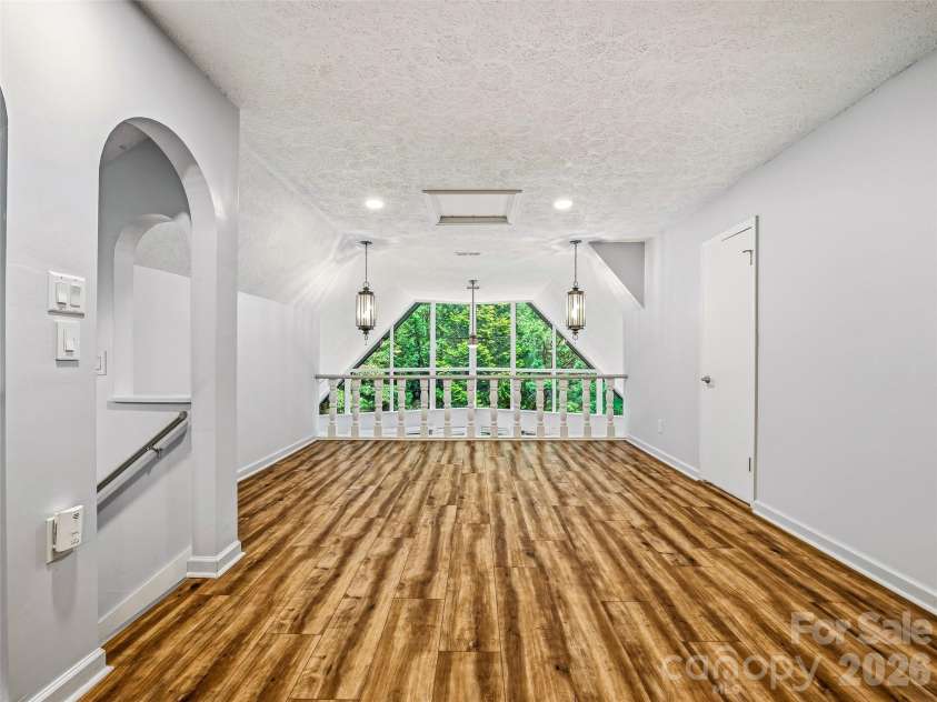 70 Skyline Drive, Hendersonville, NC 28791.  MLS# CAR4387179, YatesRealty ID 27276. 