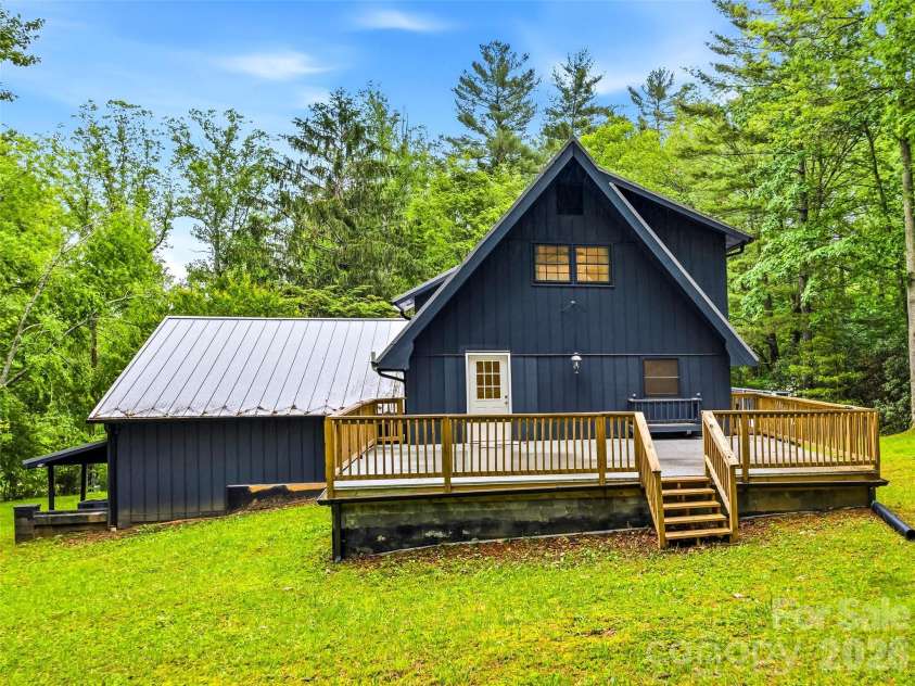 70 Skyline Drive, Hendersonville, NC 28791.  MLS# CAR4387179, YatesRealty ID 27276. 