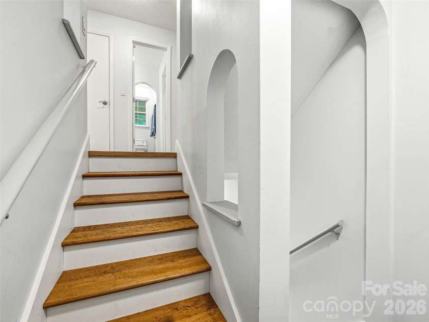 70 Skyline Drive, Hendersonville, NC 28791.  MLS# CAR4387179, YatesRealty ID 27276. Continueing up the stairs to the spacious loft