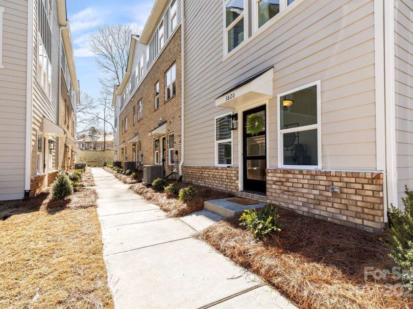 3820 Odom Way, Charlotte, NC 28208.  MLS# CAR4222165, YatesRealty ID 27277. 