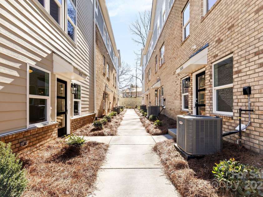 3820 Odom Way, Charlotte, NC 28208.  MLS# CAR4222165, YatesRealty ID 27277. 