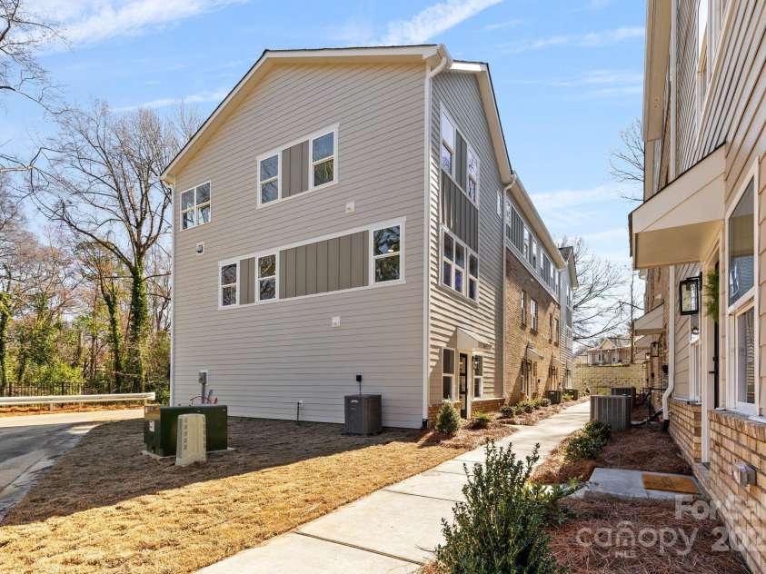 3820 Odom Way, Charlotte, NC 28208.  MLS# CAR4222165, YatesRealty ID 27277. 