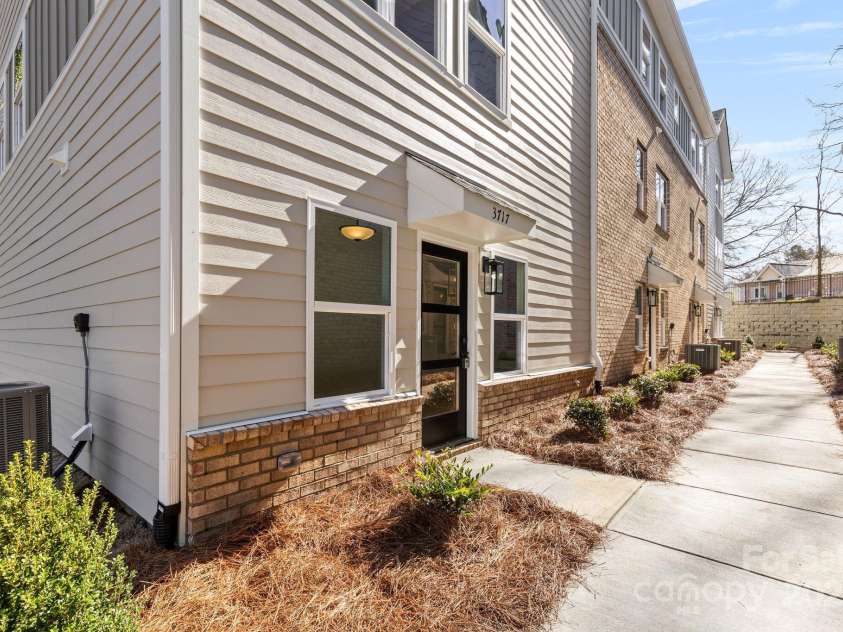 3820 Odom Way, Charlotte, NC 28208.  MLS# CAR4222165, YatesRealty ID 27277. 