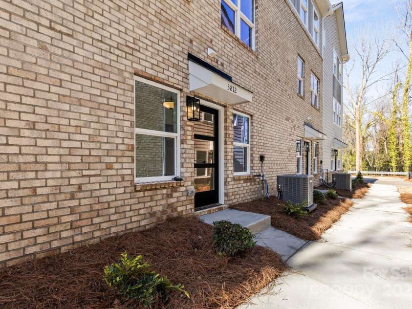 3820 Odom Way, Charlotte, NC 28208.  MLS# CAR4222165, YatesRealty ID 27277. 