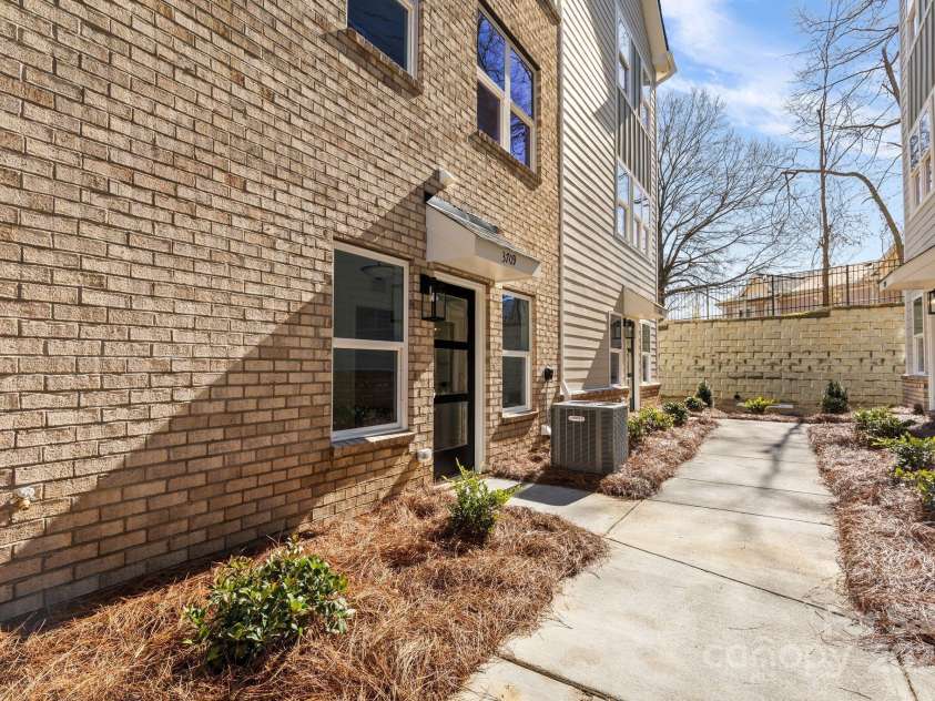 3820 Odom Way, Charlotte, NC 28208.  MLS# CAR4222165, YatesRealty ID 27277. 