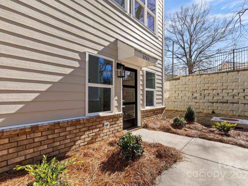 3820 Odom Way, Charlotte, NC 28208.  MLS# CAR4222165, YatesRealty ID 27277. 