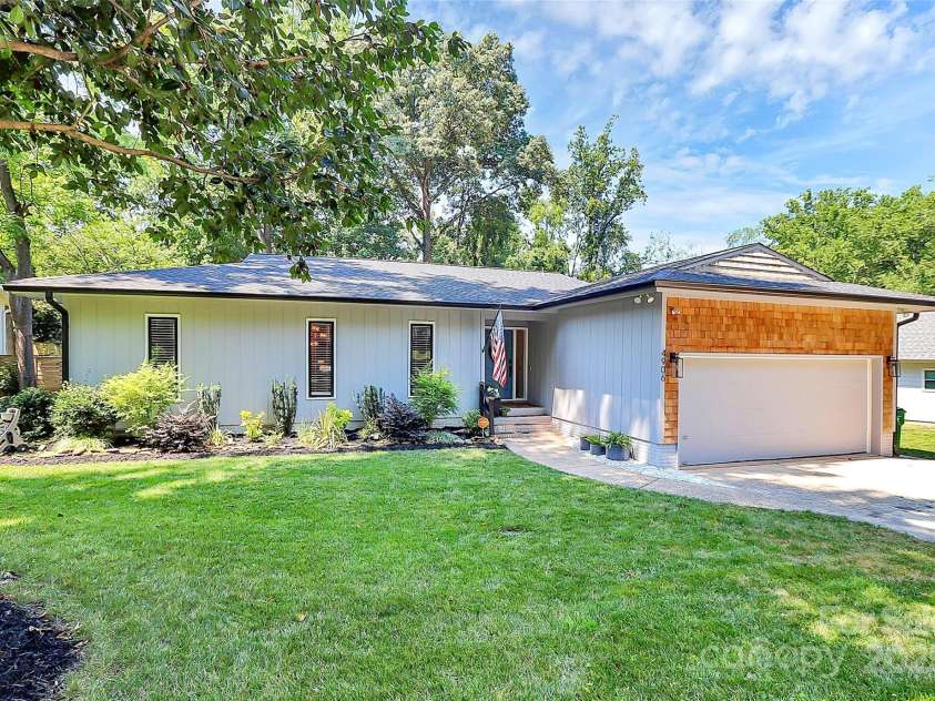 4906 Crooked Oak Lane, Charlotte, NC 28226.  MLS# CAR4280222, YatesRealty ID 27278. 