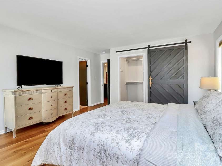 4906 Crooked Oak Lane, Charlotte, NC 28226.  MLS# CAR4280222, YatesRealty ID 27278. 