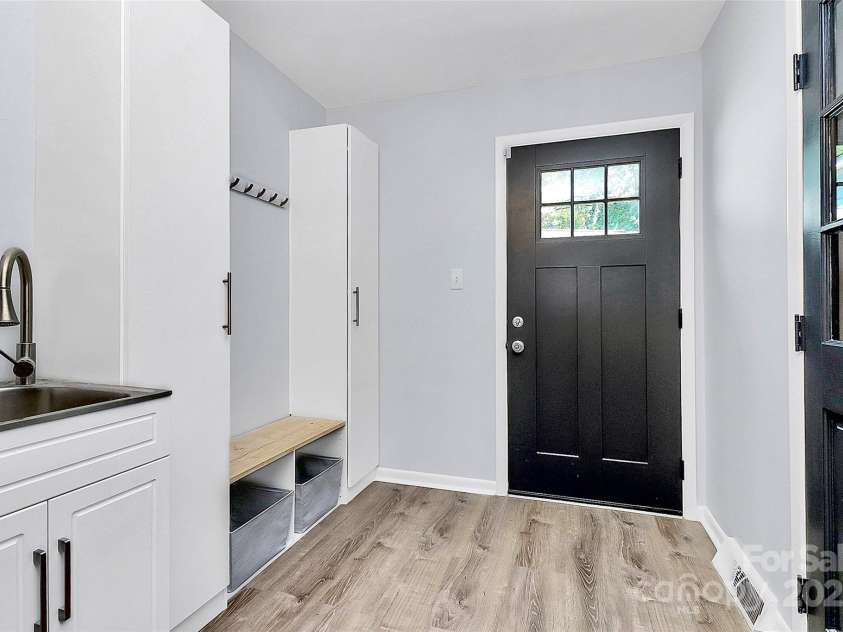 4906 Crooked Oak Lane, Charlotte, NC 28226.  MLS# CAR4280222, YatesRealty ID 27278. 