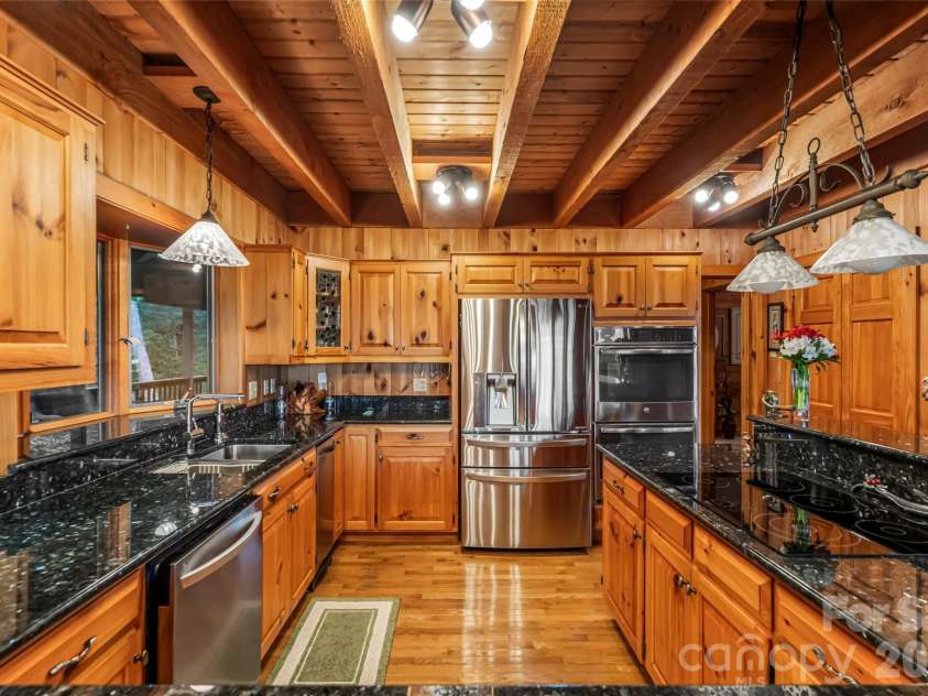 163 Tweetys Knoll, Burnsville, NC 28714.  MLS# CAR4281512, YatesRealty ID 27283. 