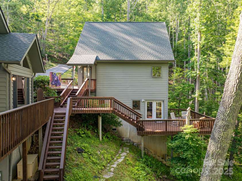 163 Tweetys Knoll, Burnsville, NC 28714.  MLS# CAR4281512, YatesRealty ID 27283. Detached garage/guest house with private deck and entry