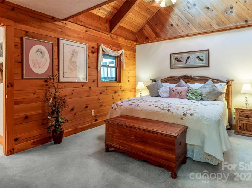 163 Tweetys Knoll, Burnsville, NC 28714.  MLS# CAR4281512, YatesRealty ID 27283. Main level ensuite bedroom 