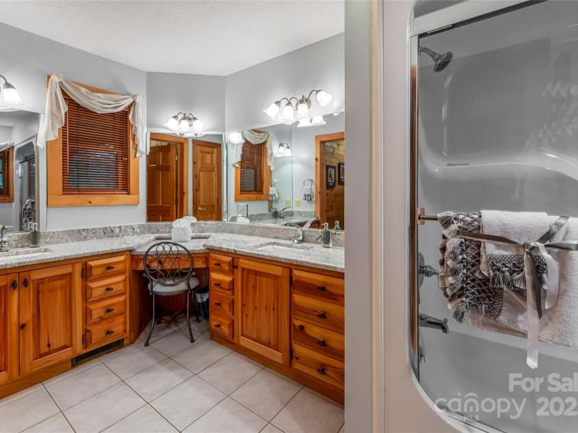 163 Tweetys Knoll, Burnsville, NC 28714.  MLS# CAR4281512, YatesRealty ID 27283. Main level full bath