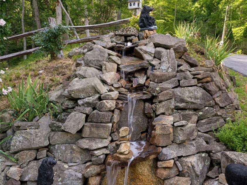 163 Tweetys Knoll, Burnsville, NC 28714.  MLS# CAR4281512, YatesRealty ID 27283. Water features