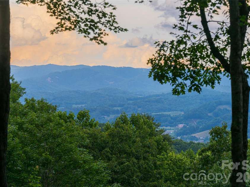 163 Tweetys Knoll, Burnsville, NC 28714.  MLS# CAR4281512, YatesRealty ID 27283. Year round panoramic views