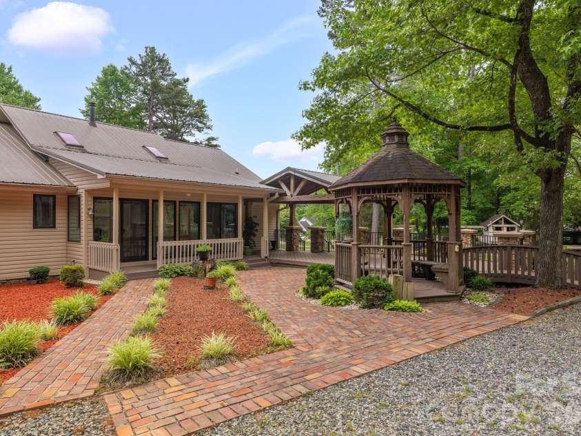 104 Willowbrook Drive, Thomasville, NC 27360.  MLS# CAR4388750, YatesRealty ID 27285. 